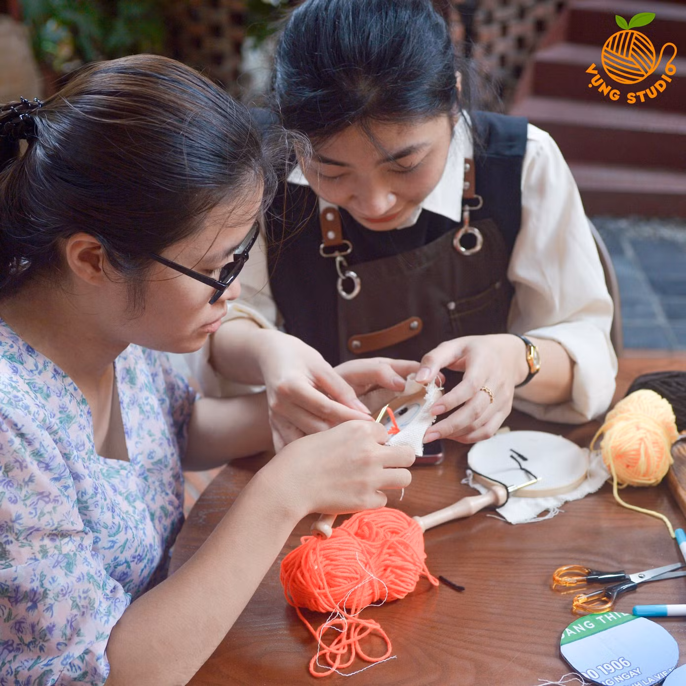 Khi tham gia workshop mọi người sẽ được hướng dẫn kỹ lưỡng. Ảnh: Vụng Studio