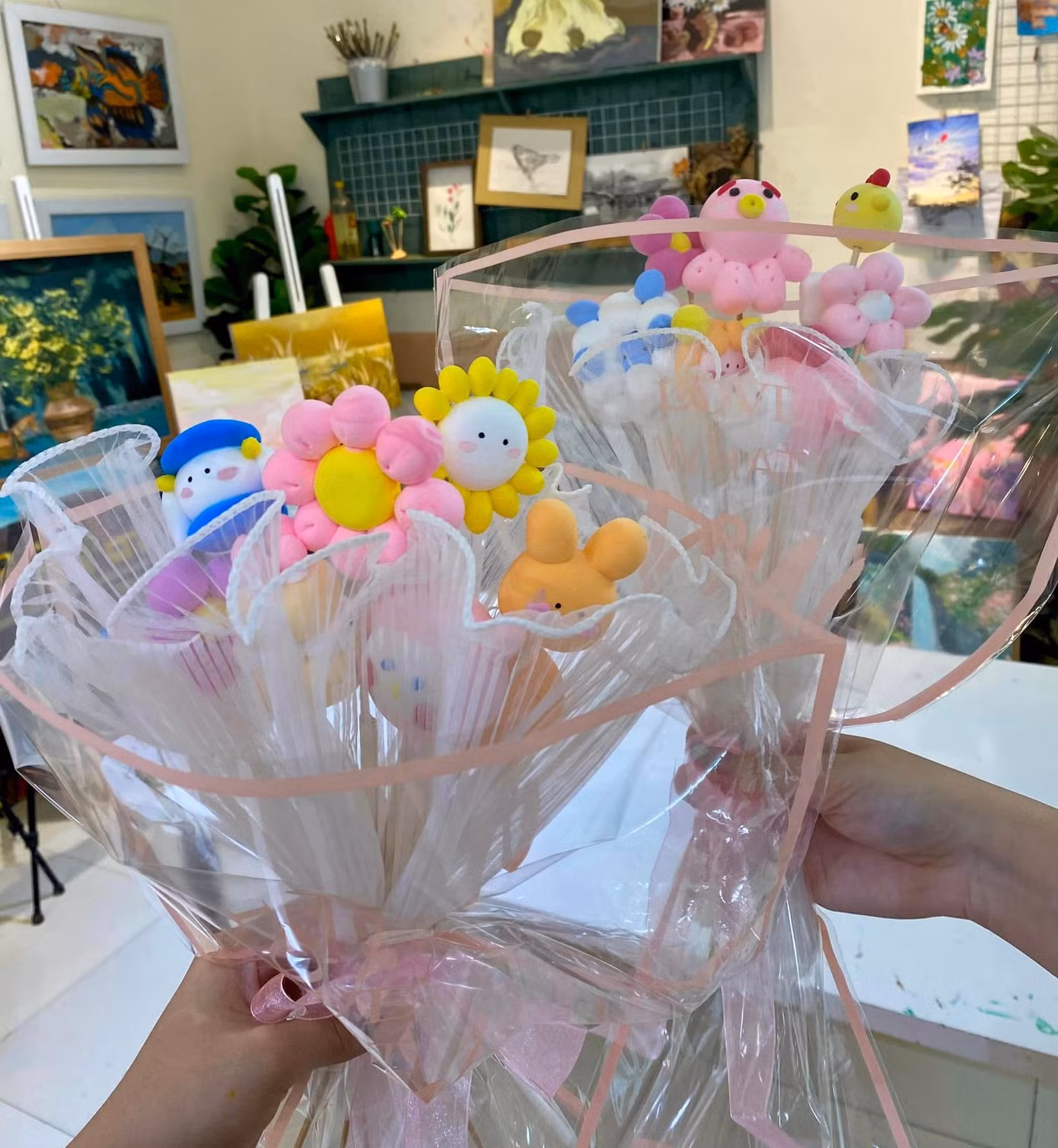 Các bạn trẻ tự tay nặn những bó hoa siêu đáng yêu. Ảnh: Amateras Art Studio
