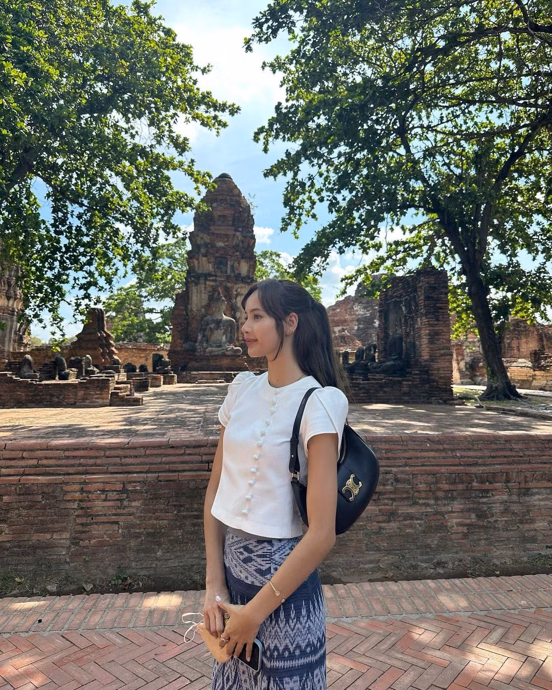 Cô nàng dịu dàng, đằm thắm trong trang phục truyền thống.