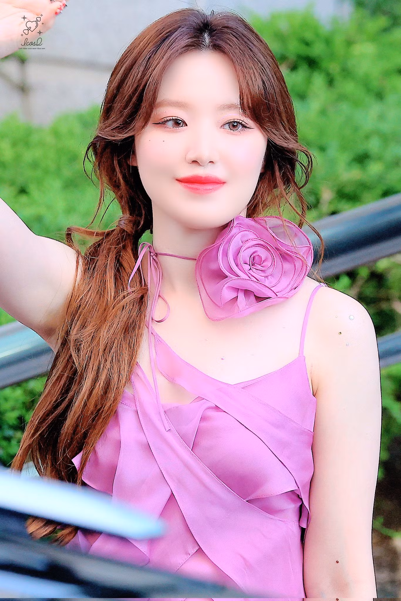 Cộng đồng mạng không tiếc lời khen ngợi Shuhua trong trang phục tím mộng mơ. Thiết kế tôn lên nét đằm thắm cũng như làn da trắng thương hiệu của cô.