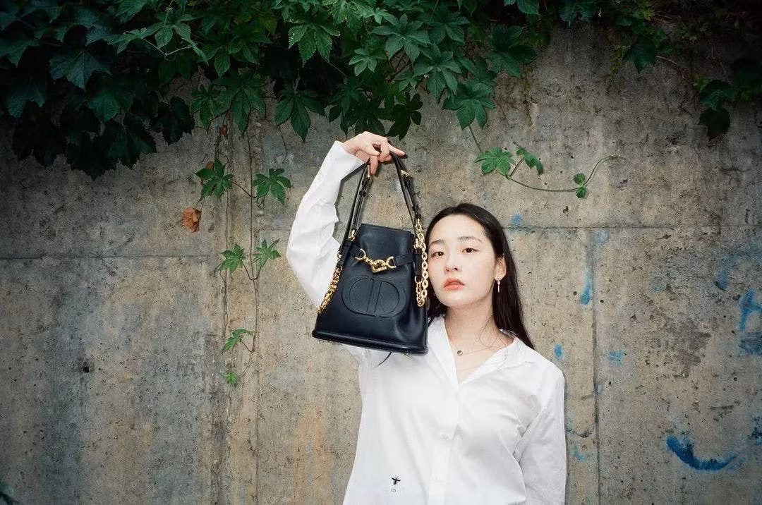 Nữ diễn viên Kim Minha nâng tầm trang phục phong cách cơ bản cùng C'est Dior.