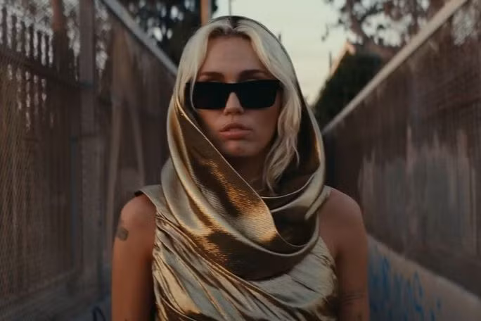 Miley Cyrus trở lại đầy ngoạn mục với ca khúc Flowers.