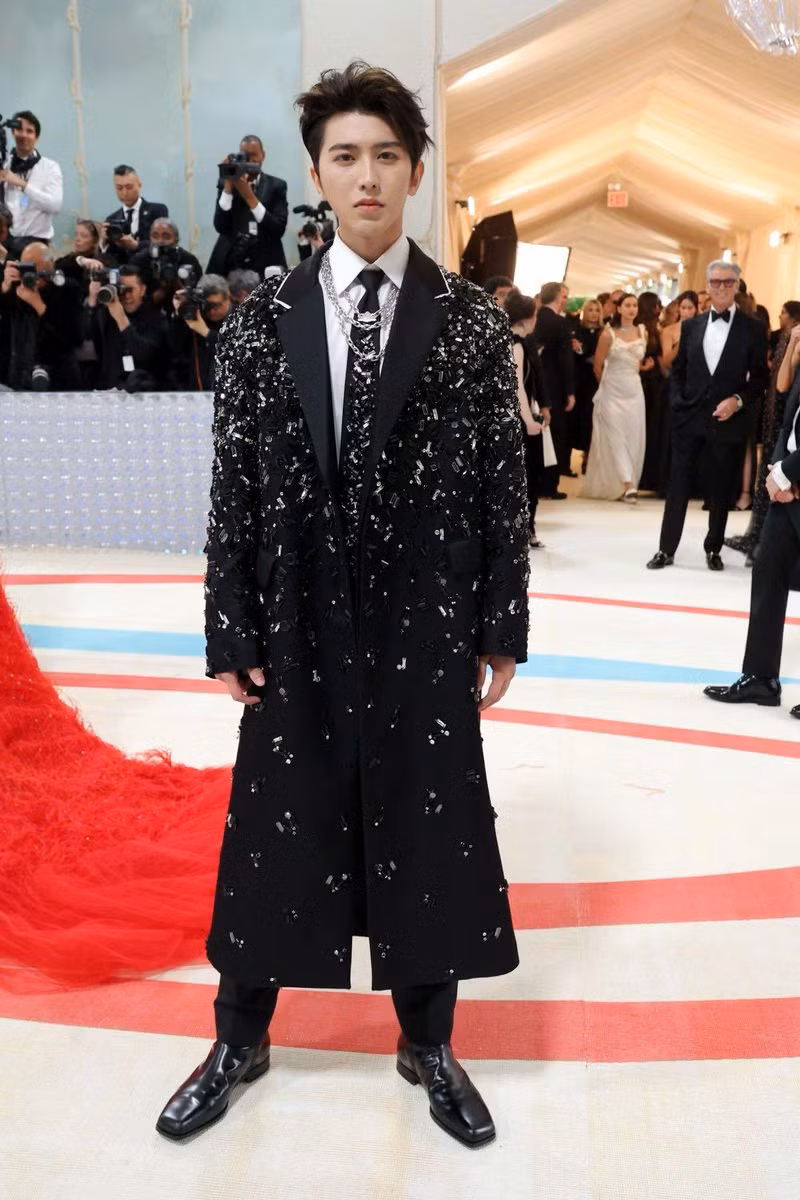 Thái Tử Khôn với trang phục từ Prada trong lần đầu tham dự Met Gala.