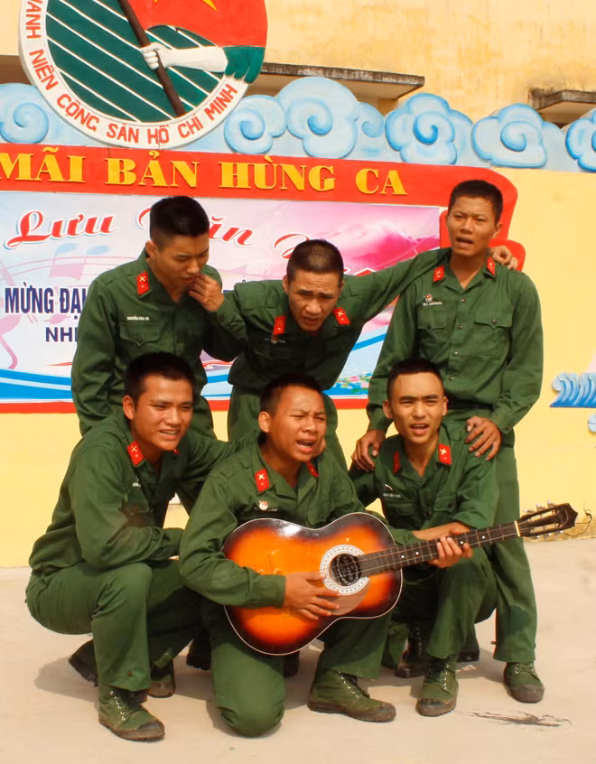 Binh nhì có vợ nhờ nhầm số ảnh 1