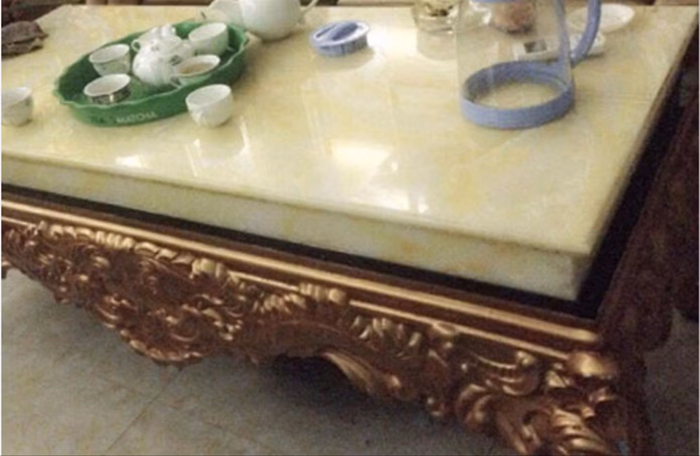 Thiếu phụ đối diện án tù vì làm sứt mặt bàn ảnh 1