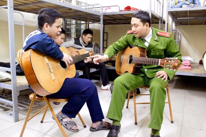 Đại úy 'giải cứu' chổi ế ảnh 2