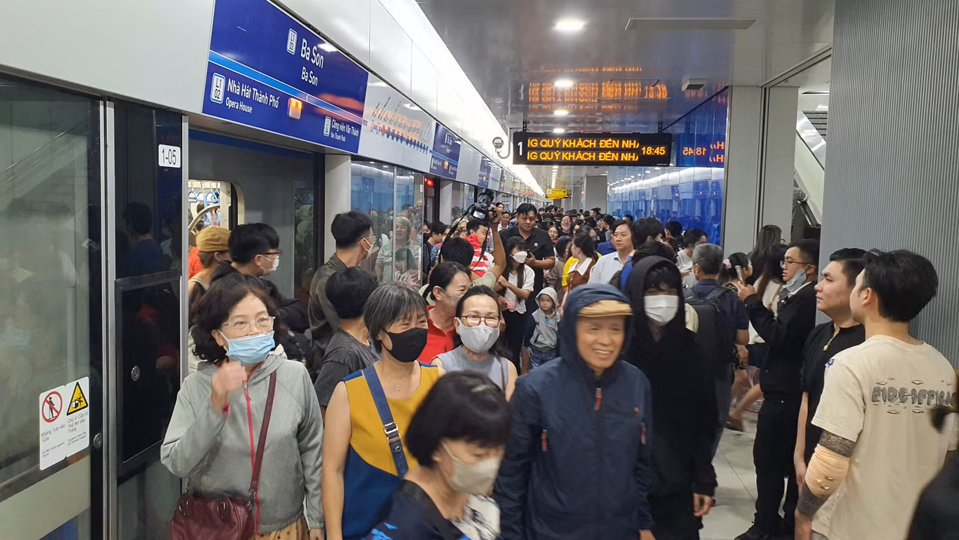 Hành khách xuống tàu ở ga Ba Son để bộ phận kỹ thuật kiểm tra đoàn tàu. Ảnh: Lê Thanh Toàn