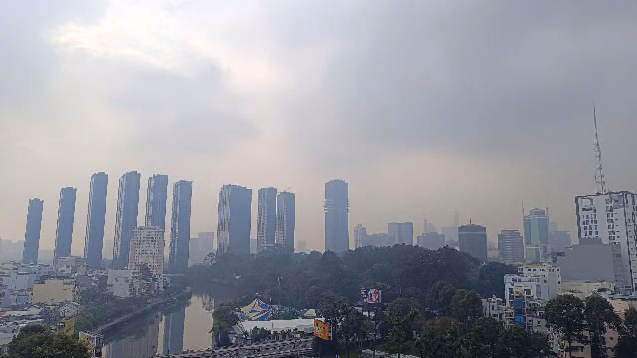 "Nồng độ bụi mịn PM 2.5 tại TPHCM hiện cao gấp 8,8 lần giá trị theo hướng dẫn về chất lượng không khí hàng năm của WHO"- Air Visual thông tin.