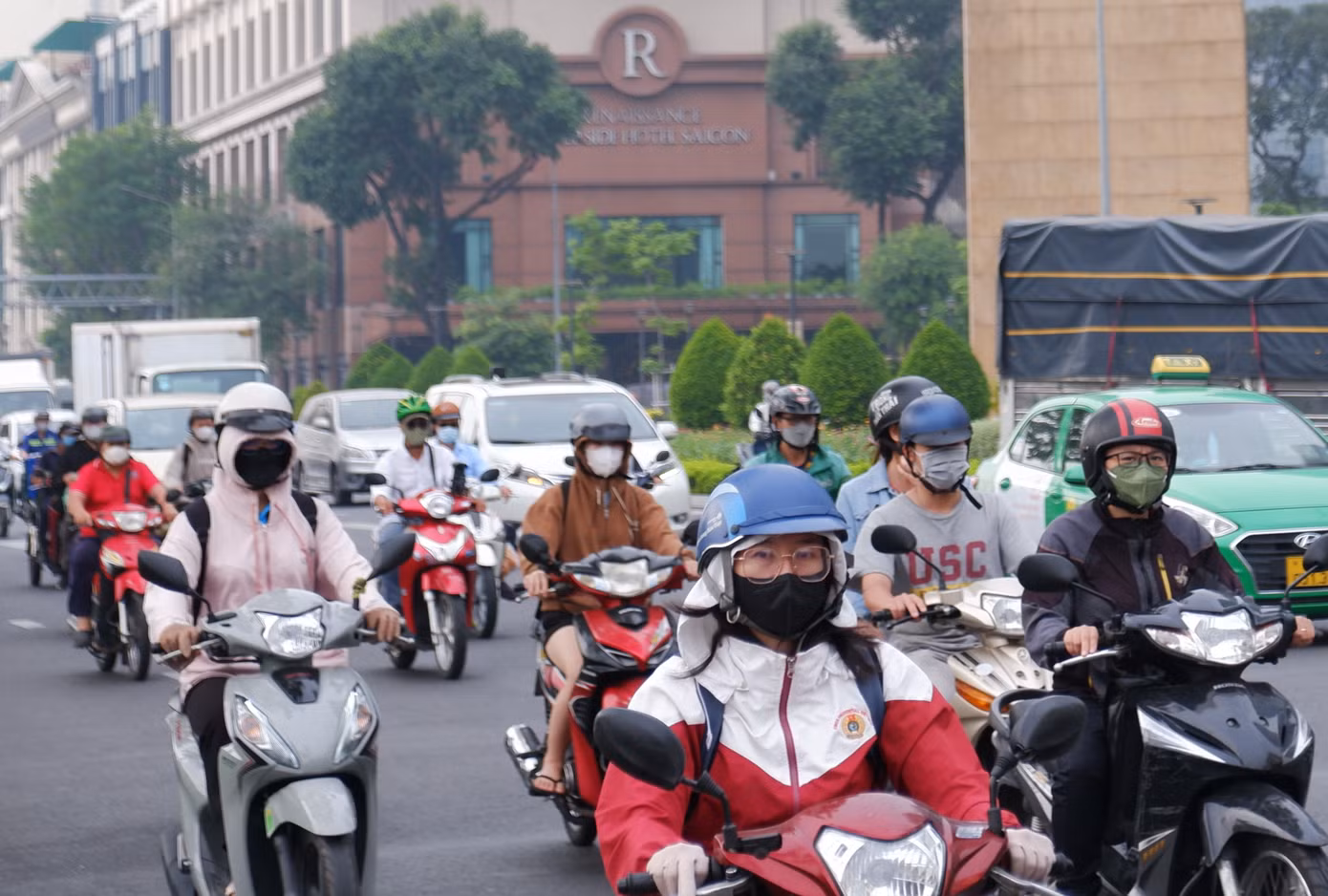 Người dân mặc thêm áo để giữ ấm khi ra đường.