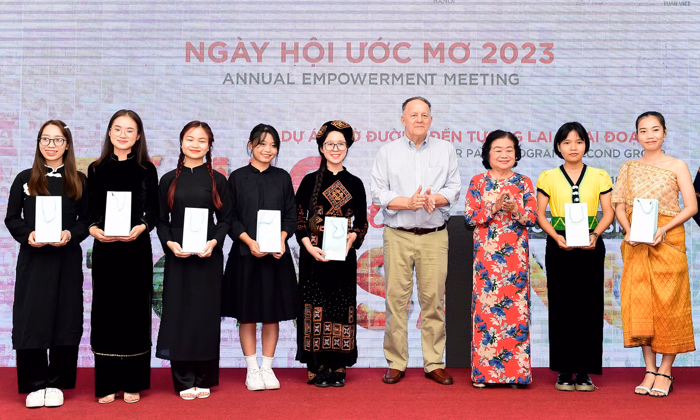 Bà Trương Mỹ Hoa - Chủ tịch Quỹ học bổng Vừ A Dính, và ông Rad Kivette - Tổng Giám đốc VinaCapital Foundation, trao quà động viên các nữ sinh dân tộc thiểu số. Ảnh: Xuân Tùng