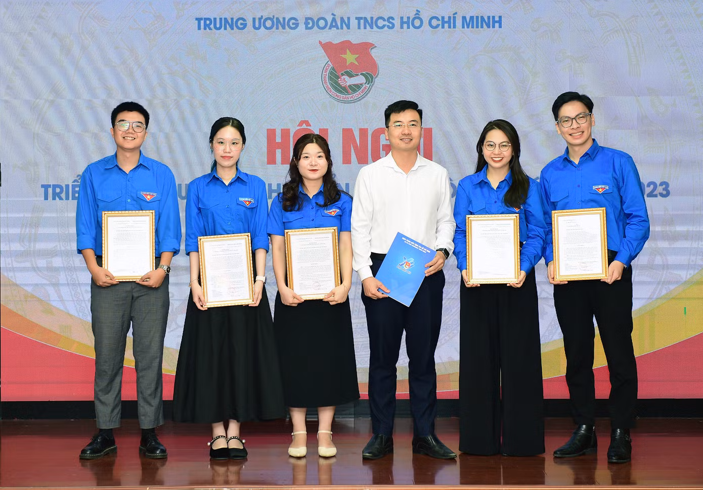 Anh Nguyễn Nhất Linh - Phó Trưởng Ban Tuyên giáo T.Ư Đoàn chúc mừng các công chức mới nhận nhiệm vụ công tác về Ban. Ảnh: Xuân Tùng