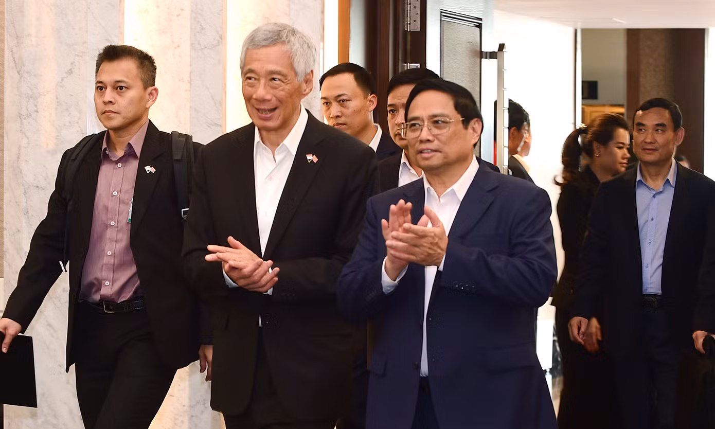 Thủ tướng Phạm Minh Chính và Thủ tướng Lý Hiển Long gặp mặt đại biểu thanh niên hai nước tại Hà Nội. (Ảnh: Như Ý)