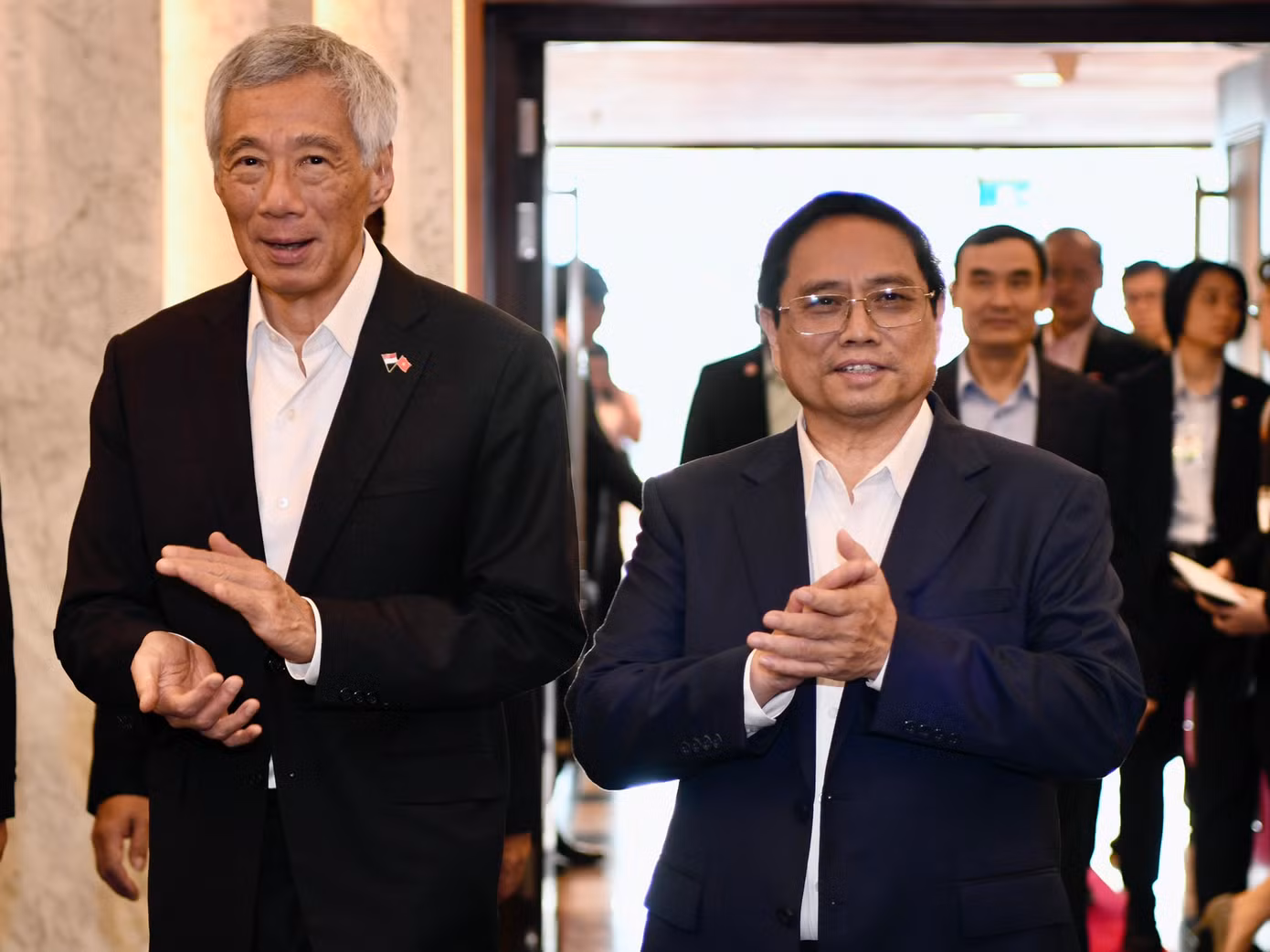 Thủ tướng Phạm Minh Chính và Thủ tướng Lý Hiển Long gặp mặt đại biểu thanh niên hai nước tại Hà Nội. (Ảnh: Như Ý)