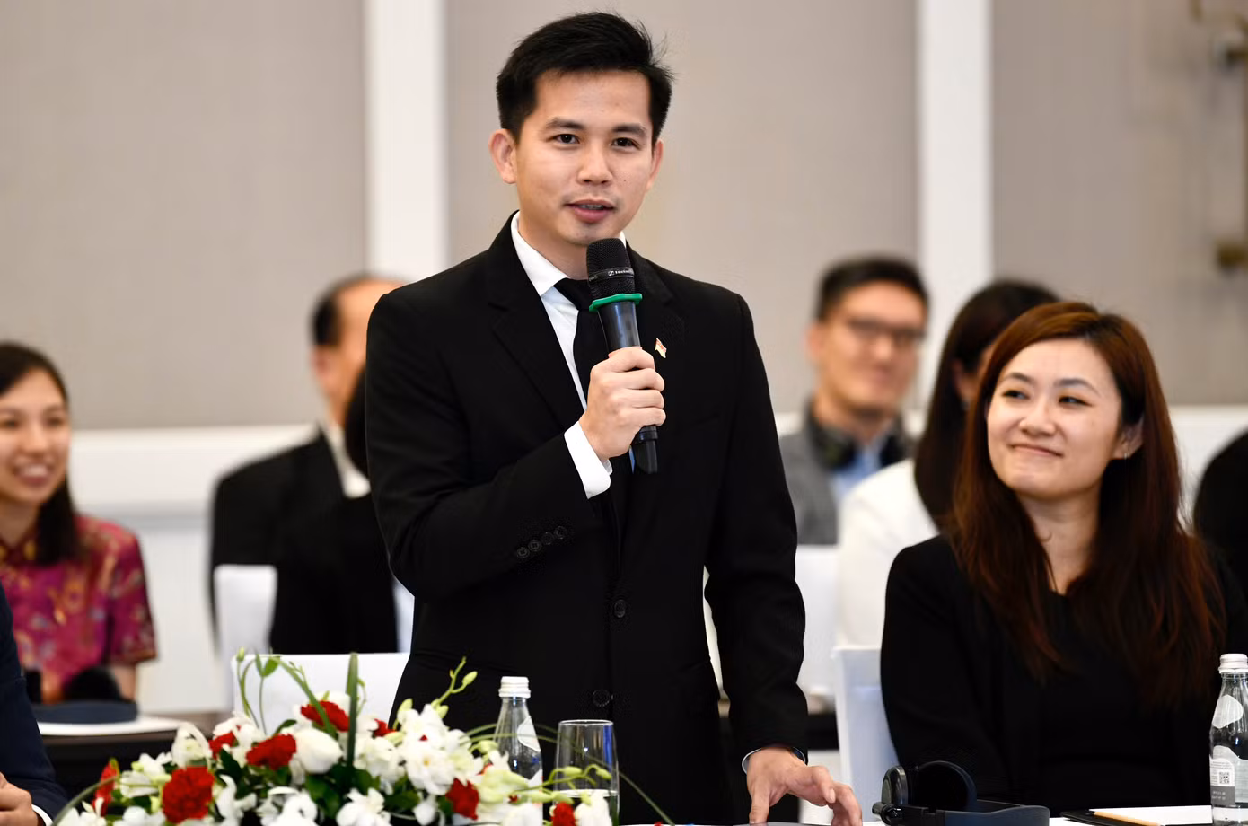 Anh He Ruiming - Đồng sáng lập công ty The Woke Salaryman, phát biểu ý kiến tại chương trình. (Ảnh: Như Ý)
