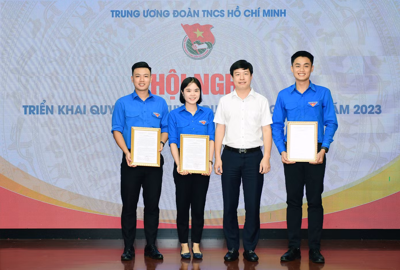 Anh Lê Hải Long - Trưởng Ban Công tác thiếu nhi T.Ư Đoàn chúc mừng các công chức mới nhận nhiệm vụ công tác về Ban.