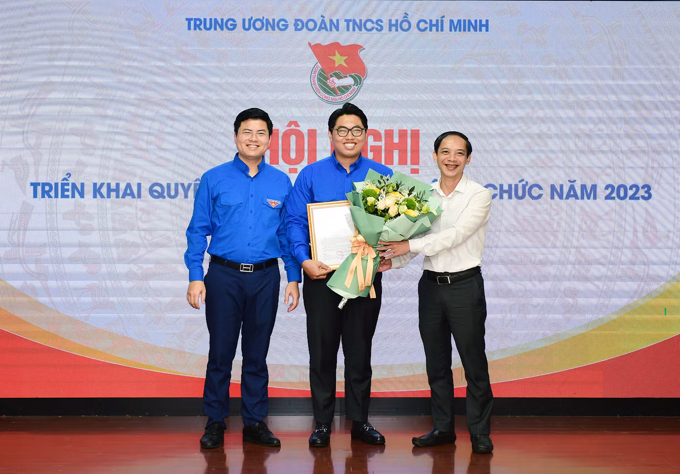 Anh Nguyễn Thanh Tùng - Phó Bí thư thường trực Đảng ủy cơ quan T.Ư Đoàn và anh Hoàng Đức Nam - Bí thư Đoàn cơ quan T.Ư Đoàn chúc mừng công chức mới nhận nhiệm vụ công tác về văn phòng Đảng - đoàn thể. Ảnh: Xuân Tùng