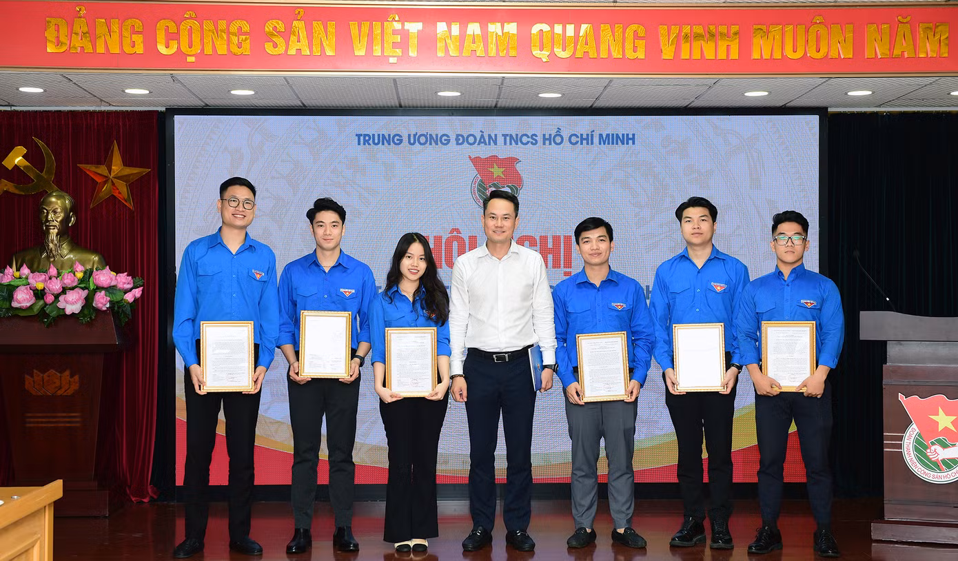 Anh Nguyễn Kim Quy - Trưởng Ban Đoàn kết tập hợp thanh niên chúc mừng các công chức mới nhận nhiệm vụ công tác về Ban. Ảnh: Xuân Tùng