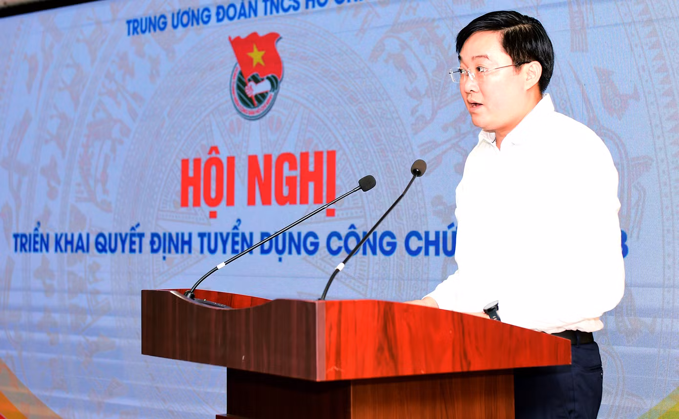 Anh Bùi Minh Tuấn công bố quyết định tuyển dụng công chức năm 2023 tại hội nghị. Ảnh: Xuân Tùng