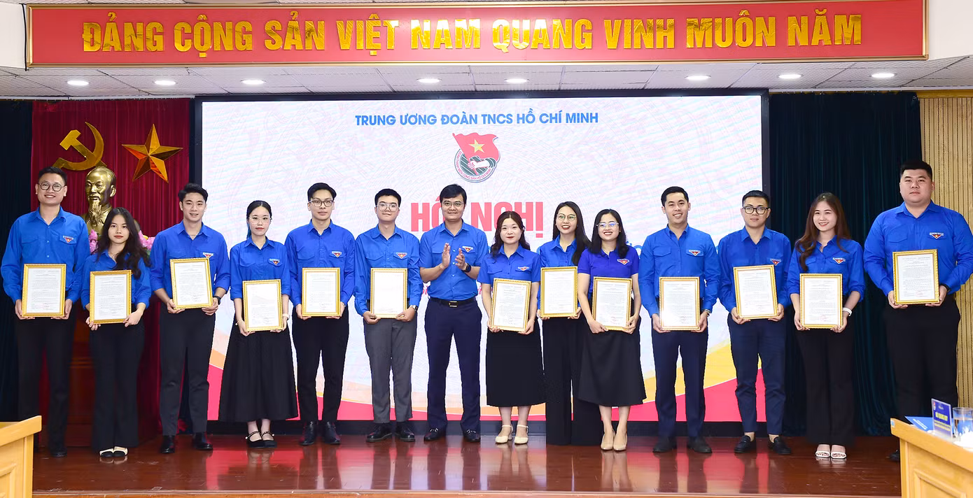 Anh Bùi Quang Huy trao quyết định tuyển dụng và phân công nhiệm vụ đối với các công chức mới. Ảnh: Xuân Tùng