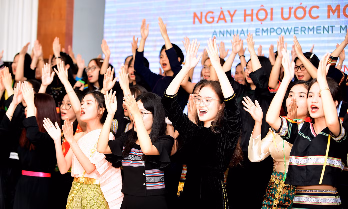 Các nữ sinh tự tin trình diễn nhiều tiết mục văn nghệ trong chương trình Gala. Ảnh: Xuân Tùng