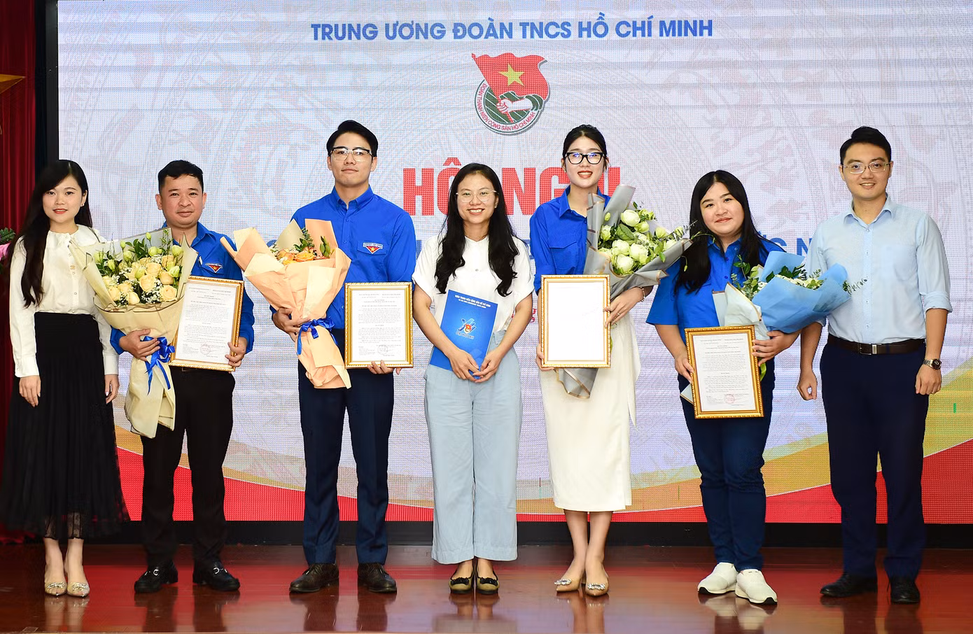 Chị Lê Hồng Nhung - Phó Trưởng Ban Quốc tế T.Ư Đoàn và cán bộ chúc mừng các công chức mới nhận nhiệm vụ công tác về Ban. Ảnh: Xuân Tùng