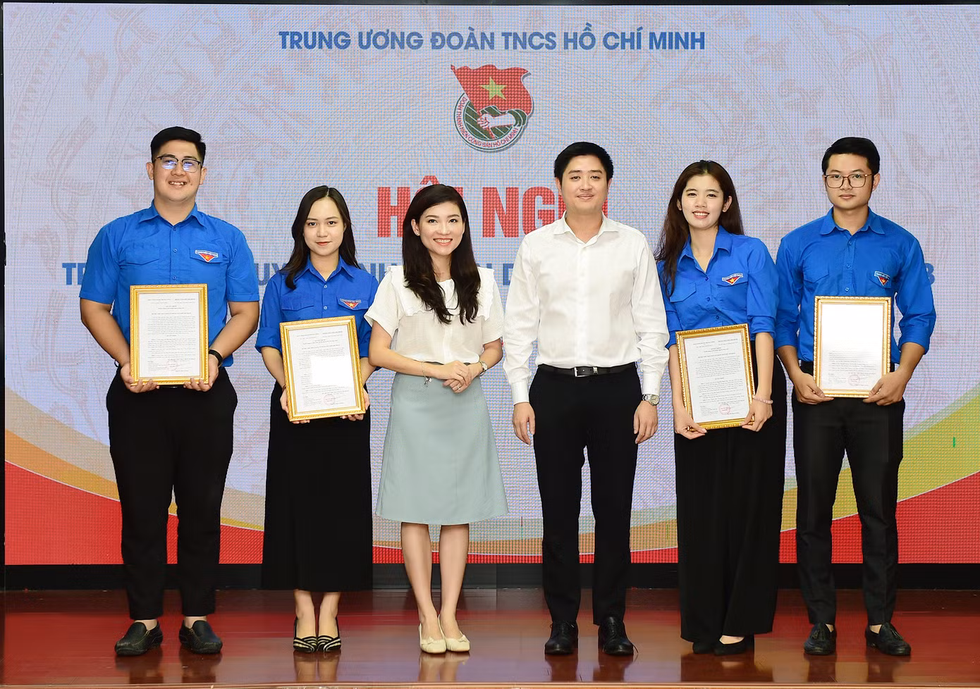 Chị Hồ Hồng Nguyên - Trưởng Ban Thanh niên trường học T.Ư Đoàn và anh Lâm Tùng - Phó Trưởng Ban Thanh niên trường học T.Ư Đoàn chúc mừng các công chức mới nhận nhiệm vụ công tác về Ban. Ảnh: Xuân Tùng