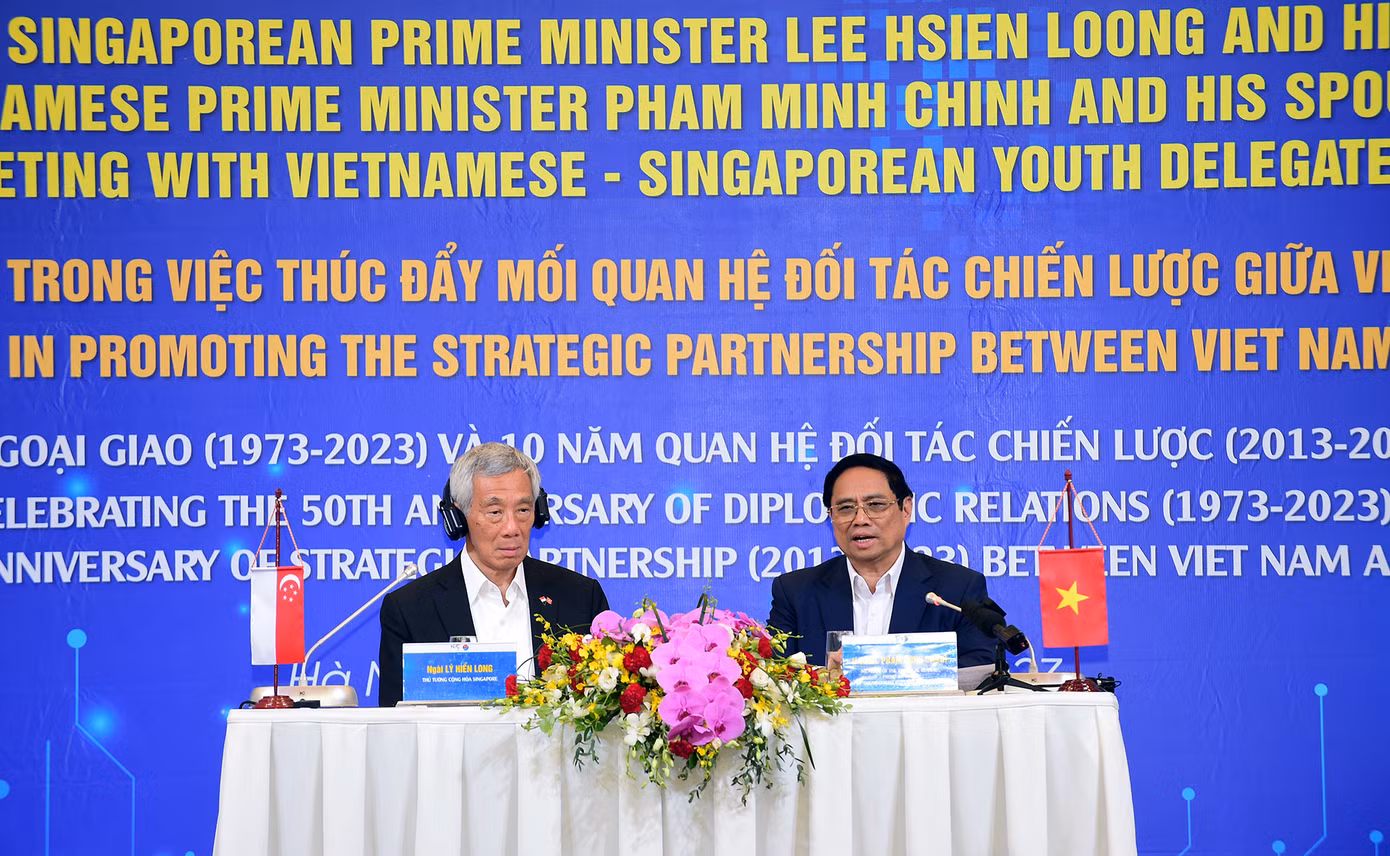 Thủ tướng Phạm Minh Chính và Thủ tướng Lý Hiển Long trao đổi với thanh niên tại chương trình. (Ảnh: Xuân Tùng)