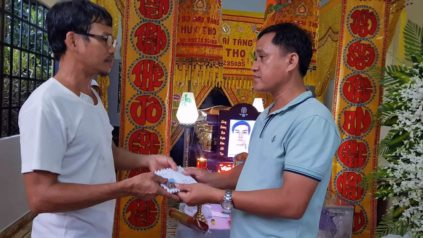 Gia đình, làng xóm đau đớn đón linh cữu 'hiệp sĩ' Sài Gòn ảnh 6