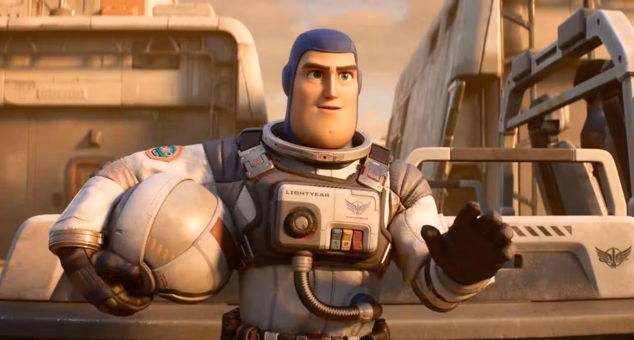 Cảnh hôn đồng giới trong phim Lightyear bị tua nhanh.