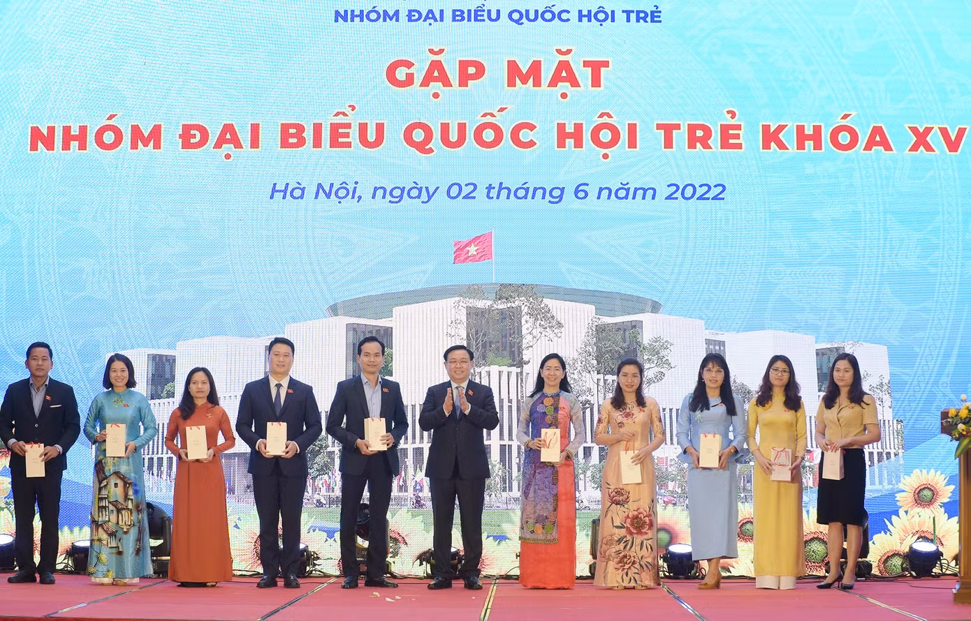 Chủ tịch Quốc hội Vương Đình Huệ tặng quà các đại biểu Quốc hội trẻ. Ảnh: Xuân Tùng Chủ tịch Quốc hội Vương Đình Huệ tặng quà các đại biểu Quốc hội trẻ. Ảnh: Xuân Tùng