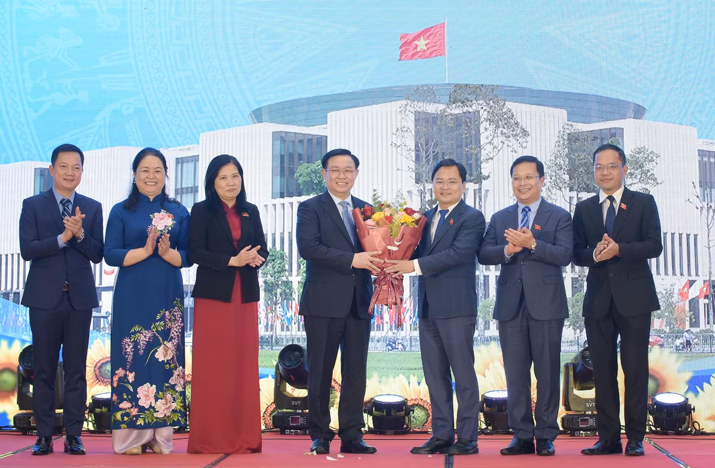 Ban Thường trực Nhóm đại biểu Quốc hội trẻ khóa XV tặng hoa Chủ tịch Quốc hội Vương Đình Huệ. Ảnh: Xuân Tùng Ban Thường trực Nhóm đại biểu Quốc hội trẻ khóa XV tặng hoa Chủ tịch Quốc hội Vương Đình Huệ. Ảnh: Xuân Tùng