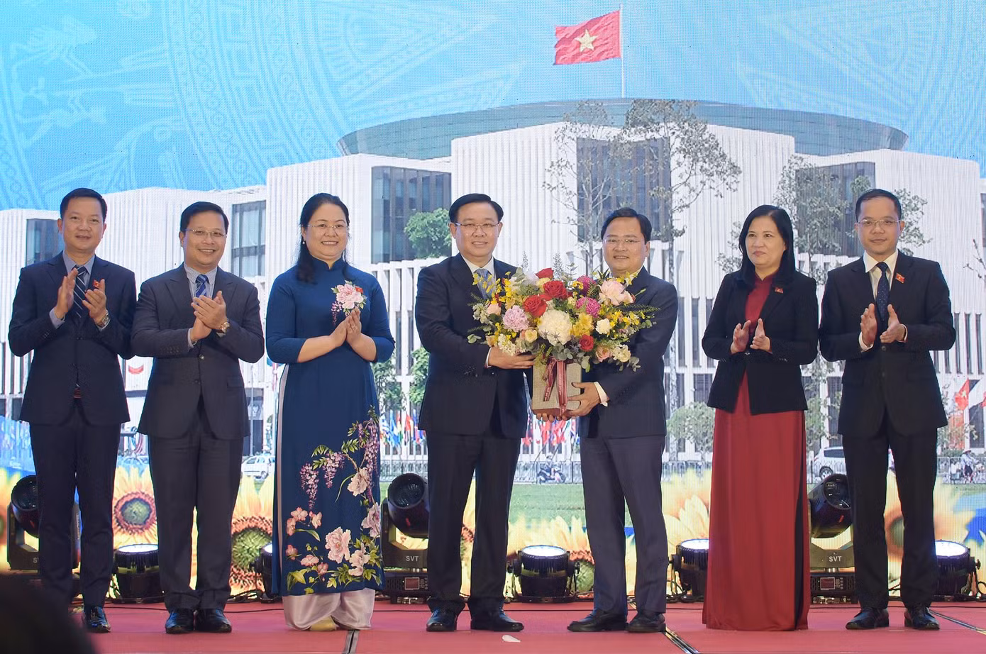 Chủ tịch Quốc hội Vương Đình Huệ tặng hoa chúc mừng Ban Thường trực Nhóm đại biểu Quốc hội trẻ khóa XV. Ảnh: Xuân Tùng Chủ tịch Quốc hội Vương Đình Huệ tặng hoa chúc mừng Ban Thường trực Nhóm đại biểu Quốc hội trẻ khóa XV. Ảnh: Xuân Tùng