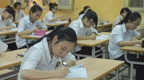 Thí sinh hội đồng thi THPT Lê Quý Đôn - Hà Nội làm bài thi. Ảnh: Bích Ngọc