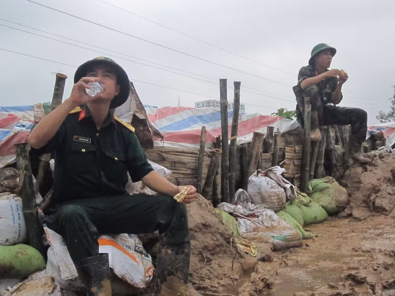 Từ 3h sáng các chiến sĩ chỉ ăn bánh mỳ