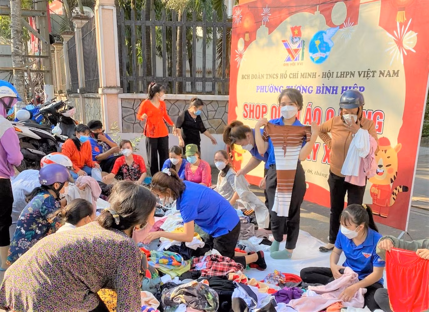 Đoàn phường Tương Bình Hiệp (TP Thủ Dầu Một) tổ chức chương trình Xuân tình nguyện Shop quần áo 0 đồng với chủ đề “Áo mới ngày xuân” cho những người dân có hoàn cảnh khó khăn trên địa bàn.