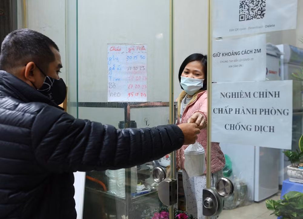 Chị Như-chủ cửa hàng cháo dinh dưỡng tại ngõ 192 Kim Mã (quận Ba Đình) cho biết: "Từ nhiều ngày, tôi đã hạn chế bán hàng tại chỗ nhằm phòng chống dịch".