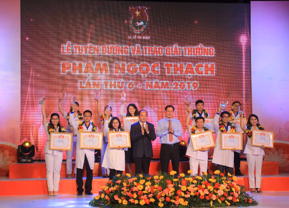 TPHCM tuyên dương 37 thầy thuốc trẻ tiêu biểu ảnh 10