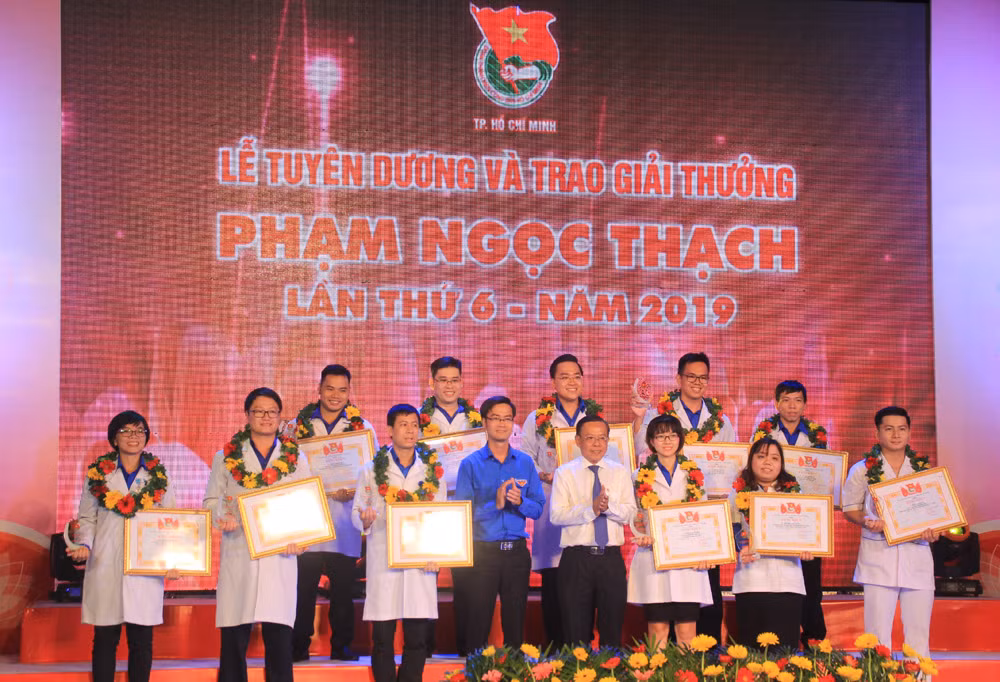 TPHCM tuyên dương 37 thầy thuốc trẻ tiêu biểu ảnh 4