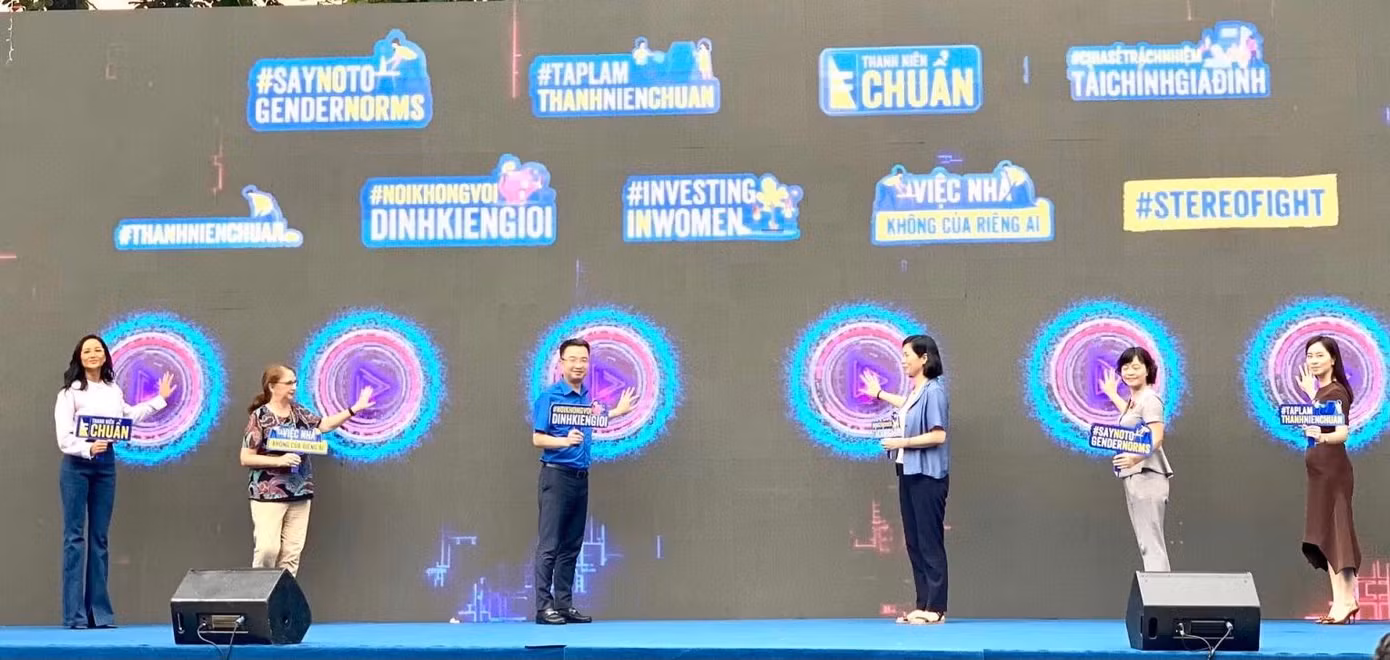Các đại biểu thực hiện nghi thức cam kết đồng hành cùng chương trình Hành động vì xã hội không định kiến giới