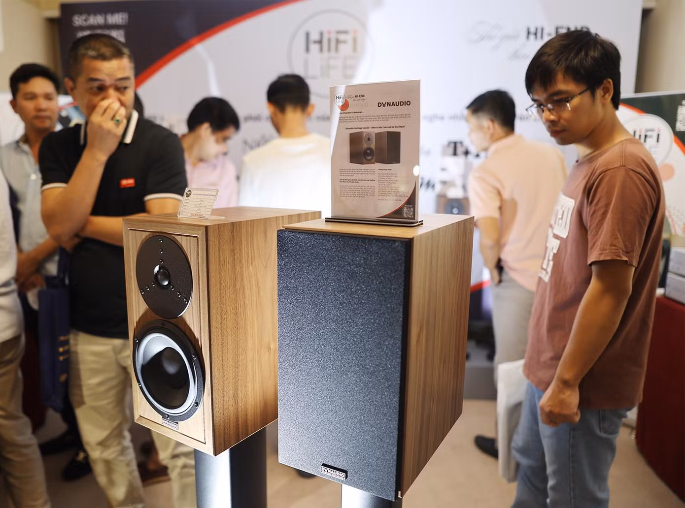Ngoài ra khách tham quan còn có cơ hội trải nghiệm rạp phim tại gia với ampli Yamaha Aventage thế hệ mới. Hoặc mẫu loa E12 của d&amp;b Audiotechnik là loại loa đa năng 2 đường tiếng hiệu suất cao, với củ loa đồng trục tích hợp