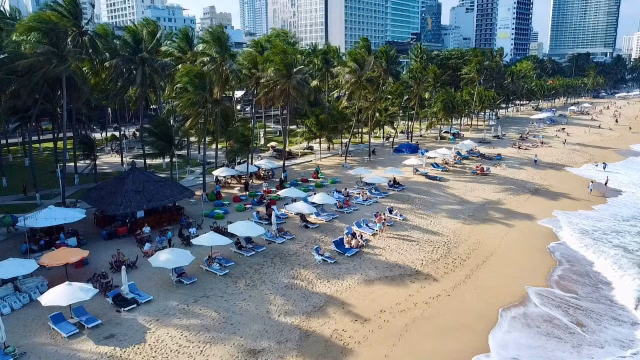 Người dân, du khách cần cẩn thận khi tắm biển trong mùa này.
