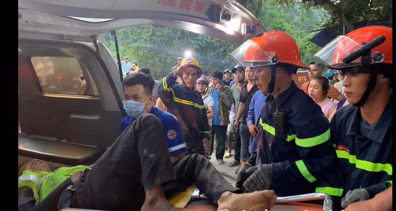 Lực lượng chức năng đưa người bị thương đi cấp cứu. Lực lượng chức năng đưa người bị thương đi cấp cứu.