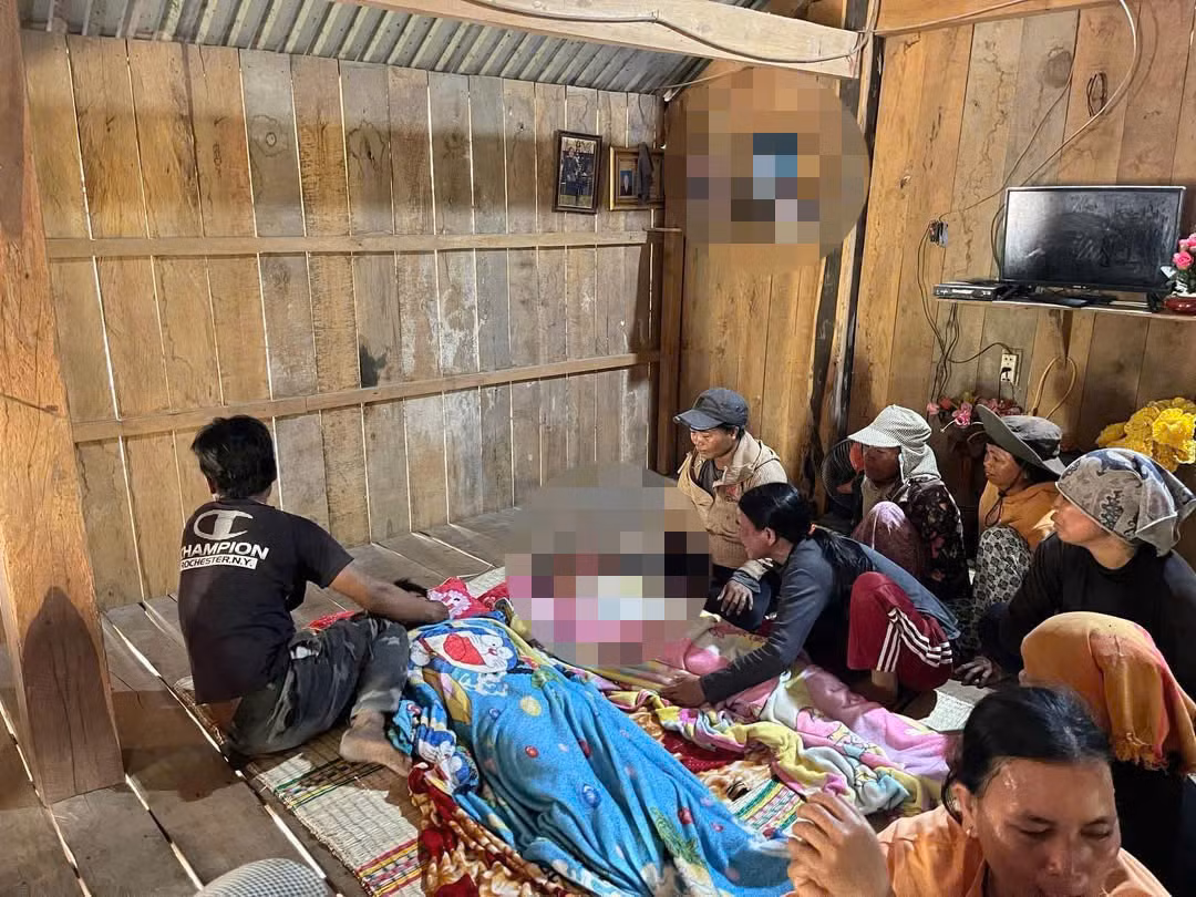 Người thân đau xót trước thi thể các nạn nhân.