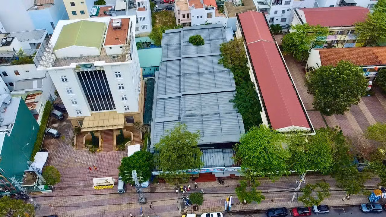 Dự án cao ốc, văn phòng, khách sạn Cattiger (ở số 12 Lê Thánh Tôn, TP Nha Trang), có chủ đầu tư là Công ty TNHH Đầu tư phát triển Cattiger Việt Nam. Thanh tra Chính phủ cũng chỉ ra dự án này cũng không thông qua đấu thầu lựa chọn nhà đầu tư, không thực hiện đấu giá quyền sử dụng đất, dự án này đến nay vẫn không thực hiện.