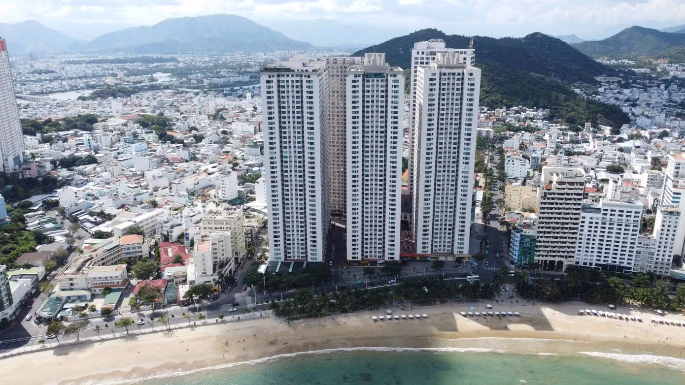 Tương tự, dự án khu phức hợp Thiên Triều (nay là tổ hợp căn hộ khách sạn Mường Thanh Viễn Triều) cũng được UBND tỉnh Khánh Hòa giao 22.340m2 đất có thu tiền sử dụng đất cho Công ty CP Đầu tư Thiên Triều không thông qua đấu giá quyền sử dụng đất. Ngoài ra, dự án này cũng có vi phạm liên quan đến hợp đồng BT nhưng không báo cáo Thủ tướng Chính phủ.