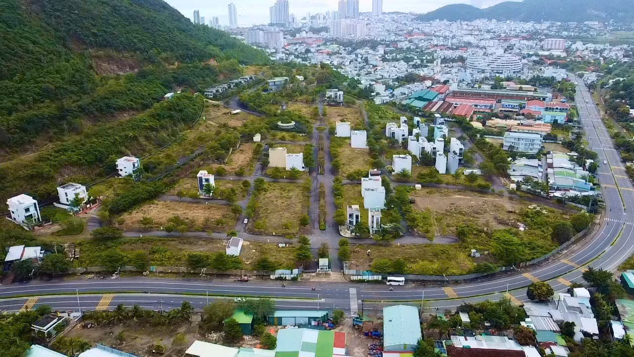 Dự án Khu nhà ở cao cấp Hoàng Phú tại phường Vĩnh Hòa, TP Nha Trang có chủ đầu tư là Công ty TNHH Đầu tư và Phát triển Thanh Châu. Theo Kết luận của Thanh tra Chính phủ, UBND tỉnh Khánh Hòa lựa chọn chủ đầu tư không thông qua đấu thầu, đấu giá quyền sử dụng đất và vi phạm các quy định của pháp luật có liên quan.