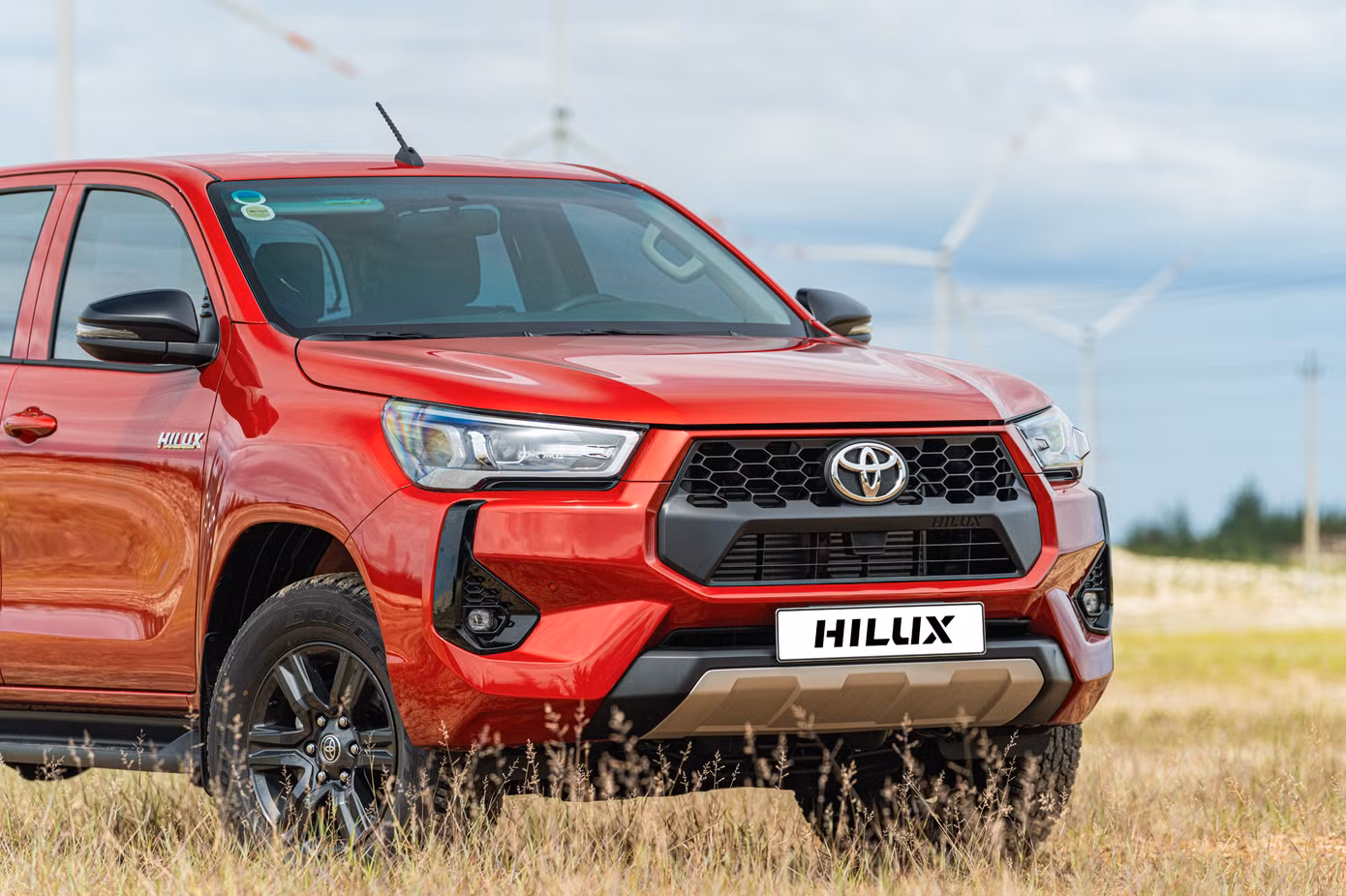 Thiết kế cản trước hiện đại và trẻ trung hơn trên Hilux 2.4L 4x2AT.