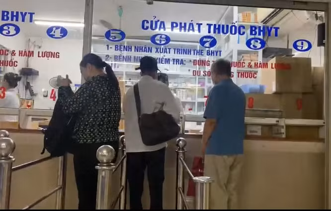Bệnh nhân khám theo BHYT nhận thuốc tại Bệnh viện Bạch Mai (ảnh chụp ngày 24/4/2025.