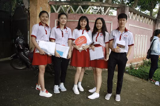 Nữ sinh bị cưa chân làm bài thi THPT Quốc gia ra sao? ảnh 2