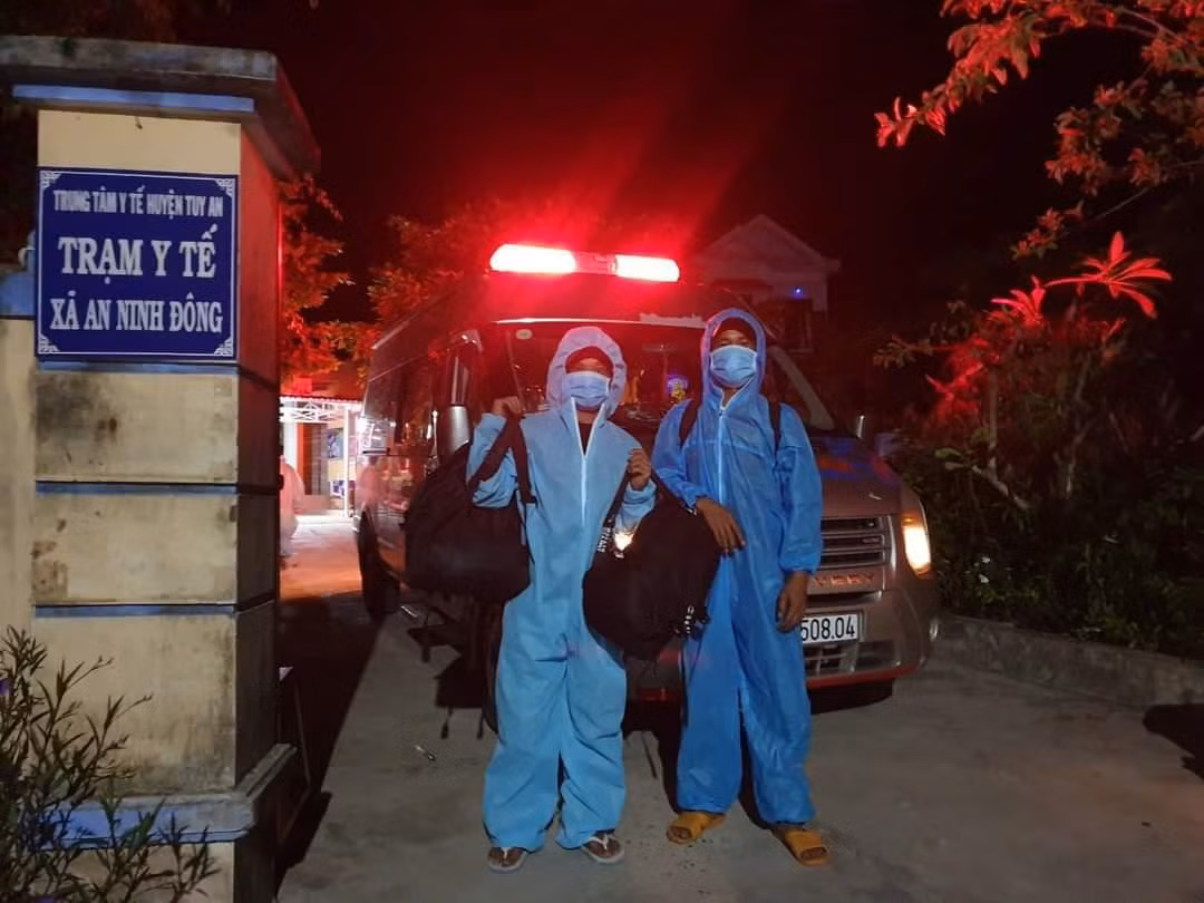 Hai ngư dân được đưa về xã An Ninh Đông. Ảnh CTV.